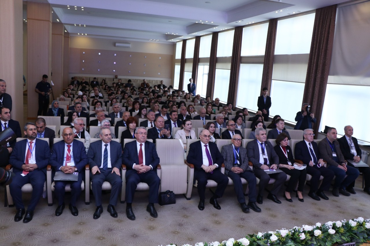 AzMİU-da beynəlxalq konfrans öz işinə başlayıb - FOTOLAR